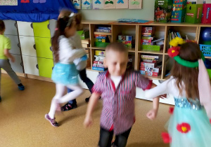 Dzieci tańczą Kozierajkę 2_